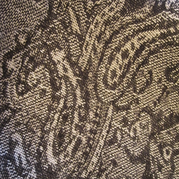 grey fashion scarf with paisley design NWT (box13) - Picture 5 of 5